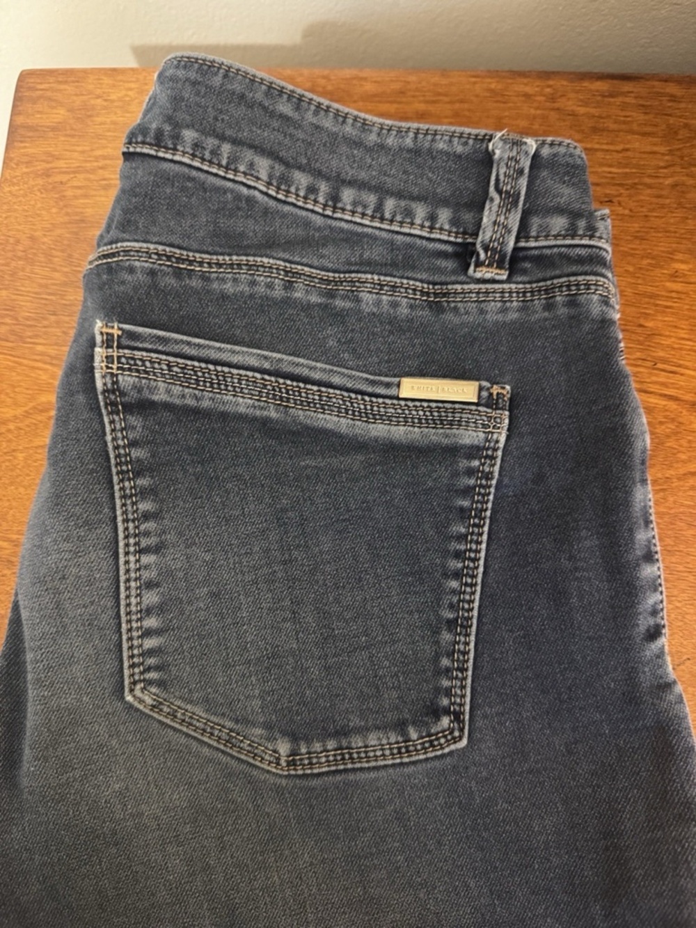 White House Black Market Size 8R Medium Wash Mid-Rise Skinny Leg Jeans - EUC - Picture 3 of 4